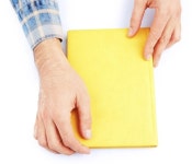 흰색 절연 책을 들고 남자 손 | 프리미엄 사진