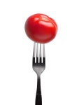 포크에 빨간 토마토 | 프리미엄 사진