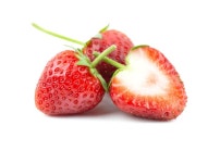 고립 된 딸기의 절반 | 프리미엄 사진