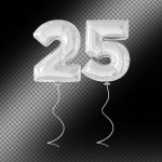 실버 호 일 번호를 들고 웃는 아름 다운 여자 | 무료 사진