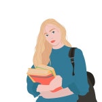 두건을 쓰고 배낭을 메고 메모장 종이 커피 컵을 들고 모자를 쓴 슬픈 어린 여학생은 파란색 배경에 격리된 빈 커피 컵을 보여주는 카메라를 보고... 