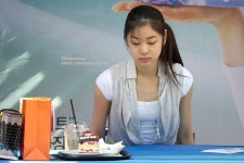 김연아 선수 몰래 빵 먹다 체포.gif - 커뮤니티 게시판 - 기글하드웨어