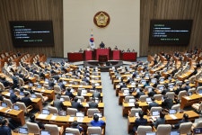 돈사는 물바다, 사료는 바닥…‘버퍼링’ 걸린 하하농장