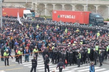 화물연대 부산 파업집회에 경찰 헬리콥터 출동 : 전국일반 : 전국 : 뉴스 : 한겨레 화물연대 부산 파업집회에 경찰 헬리콥터 출동