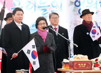 “죄 없는 박근혜 대통령 석방하라”…박 전 대통령 옥중 생일 축하 집회 : 전국일반 : 전국 : 뉴스 : 한겨레 “죄 없는 박근혜 대통령 석방하라”...