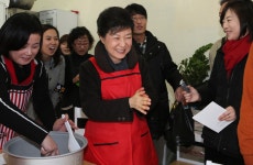 성탄절 하루 전,사랑의 밥집 찾은 박근혜 당선인