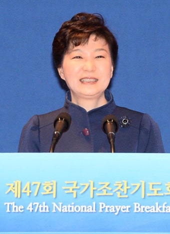 박근혜 대통령의 시간은 거꾸로 흐른다