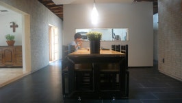 엄정하고 고요한, 고분을 닮은 집