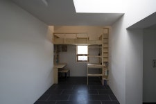 엄정하고 고요한, 고분을 닮은 집