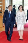문재인 대통령 정치 신념 담았나…김정숙 여사 퍼스트 레이디룩 살펴보니 | 한국경제 문재인 대통령 정치 신념 담았나…김정숙 여사 퍼스트... 