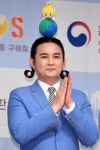 노라조 조빈, 지구를 지켜요~ | 한국경제 [포토] 노라조 조빈, 지구를 지켜요~