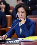한국당 의원들과 인사 나누는 추미애 후보자 | 한국경제 [포토] 한국당 의원들과 인사 나누는 추미애 후보자