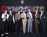 빌보드 1위 휩쓴 방탄소년단 美 그래미 후보 가능성↑…주요 외신 긍정 전망 | 텐아시아  빌보드 1위 휩쓴 방탄소년단, 美 그래미 후보 가능성... 
