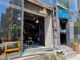 서울 관악구서 추돌당한 마을버스 카페 돌진…2명 부상 | 한경닷컴 서울 관악구서 추돌당한 마을버스 카페 돌진…2명 부상