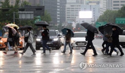 또 비 오네…잦은 비 소식에 우산·우비 판매 껑충 | 한국경제 또 비 오네…잦은 비 소식에 우산·우비 판매 껑충