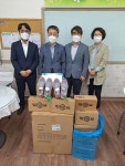 조대훈 대진유통 대표 보훈가족에게 운동화와 비누 전달 | 한국경제TV 조대훈 대진유통 대표 보훈가족에게 운동화와 비누 전달