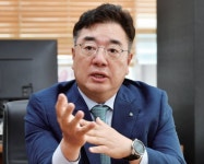 피부과 처방약 1위 동구바이오제약 조용준 부회장 매출·미래 둘 다 잡겠다…2025년 매출 3000억 원 낼 것” | 한국경제 [기업대해부] 피부과... 
