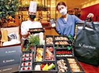 집에서 호텔 뷔페를” | 한국경제 [포토] “집에서 호텔 뷔페를”