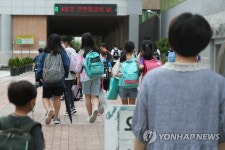 그나마 학교가 안전 믿고 싶다…등교 초등생 학부모 걱정 태산 | 한국경제 그나마 학교가 안전 믿고 싶다…등교 초등생 학부모 걱정 태산