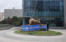 불안한 증시에 효험있을까…거래소 황소상 BIFC 정문으로 | 한국경제 불안한 증시에 효험있을까…거래소 황소상 BIFC 정문으로