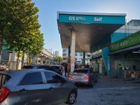 일부러 안 넣고 기다렸다…가격 먼저 내린 직영주유소 긴 행렬 | 한국경제 일부러 안 넣고 기다렸다…가격 먼저 내린 직영주유소 긴 행렬