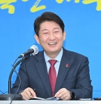 권영진 대구시장 산업공간혁신 성과바탕 3선도전 선언 | 한국경제TV 권영진 대구시장 산업공간혁신 성과바탕 3선도전 선언