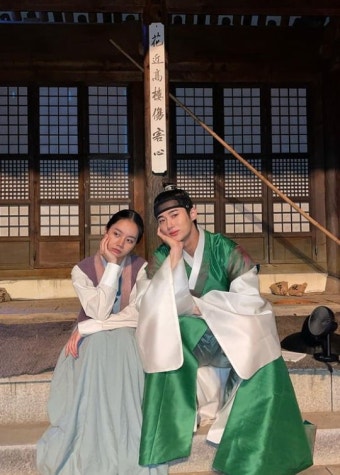 류준열 혜리 오늘은 변우석 어깨에 살짝…멍한 표정 왜TEN | 텐아시아 '류준열' 혜리, 오늘은 변우석 어깨에 살짝…멍한 표정 왜?[TEN...