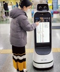 안내 도와드려요”…대구 지하철에 LG 가이드봇 떴다 | 한국경제 [포토] “안내 도와드려요”…대구 지하철에 LG 가이드봇 떴다 