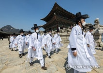 퇴계 이황 선생 귀향길 재현 대장정 마무리…14일간 270㎞ 걸어 | 한국경제 퇴계 이황 선생 귀향길 재현 대장정 마무리…14일간 270㎞ 걸어