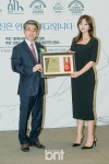 기념촬영하는 달달마켓 이혜진 | 한경닷컴 [bnt포토] 대한민국... 어워즈 크리에이터대상 스킨케어 부문 수상 후 기념촬영하는 달달마켓 이혜진