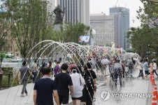 다시 열린 광화문광장 주말 나들이객 북적…쉴곳 많아져 좋아 | 한국경제 다시 열린 광화문광장 주말 나들이객 북적…쉴곳 많아져 좋아