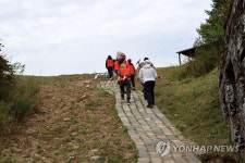 금강산이 한눈에…70년 만에 발길 허락한 인제 DMZ 평화의 길 | 한국경제 금강산이 한눈에…70년 만에 발길 허락한 인제 DMZ 평화의 길