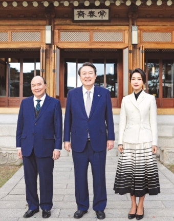 윤 대통령 부부, 베트남 주석과 靑 상춘재서 차담 | 한국경제 [포토] 윤 대통령 부부, 베트남 주석과 靑 상춘재서 차담