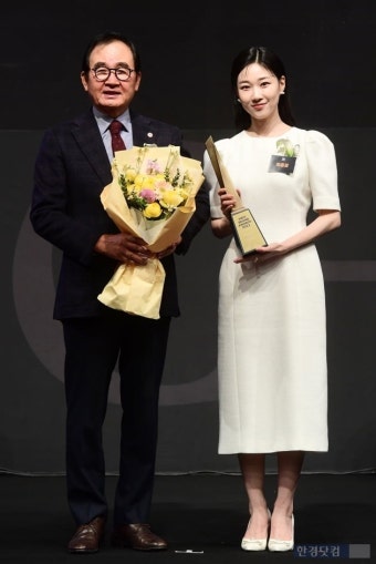 하윤경, 2023 대한민국 퍼스트브랜드 대상 여자배우 라이징스타 부문 수상 | 한국경제 [포토] 하윤경, '2023 대한민국 퍼스트브랜드 대상...