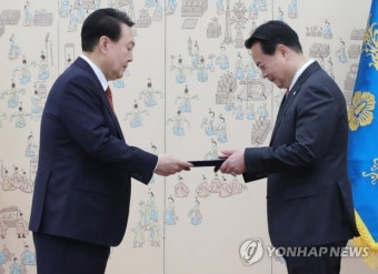 尹대통령 조현동 주미대사에 신임장 수여 | 한국경제 尹대통령, 조현동 주미대사에 신임장 수여