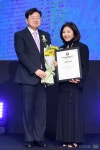 포토 준오헤어 2023 브랜드 고객충성도 대상 헤어살롱 부문 수상 | 한국경제TV 포토 준오헤어 2023 브랜드 고객충성도 대상 헤어살롱 부문 수상