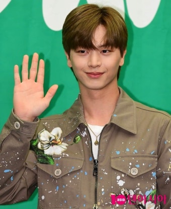 TEN 포토 비투비 육성재 살인미소 | 텐아시아 [TEN 포토] 비투비 육성재 '살인미소' | 텐아시아
