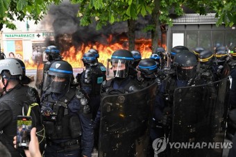 격렬했던 프랑스 노동절 시위…540명 체포·경찰 406명 부상 | 한국경제 격렬했던 프랑스 노동절 시위…540명 체포·경찰 406명 부상