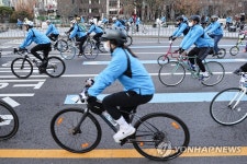 일요일 오전 서울 도심서 자전거 대행진…6천여명 참가 | 한국경제 일요일 오전 서울 도심서 자전거 대행진…6천여명 참가