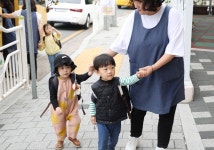 노마스크 등원에 함박웃음…사실상 엔데믹 일상 풍경 변했다 | 한국경제 노마스크 등원에 함박웃음…사실상 엔데믹 일상 풍경 변했다
