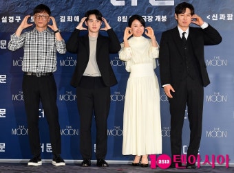 TEN포토 김용화 감독김희애도경수설경구 영화 더 문 주역들 | 텐아시아 [TEN포토] 김용화 감독-김희애-도경수-설경구 '영화 '더 문' 주역들...