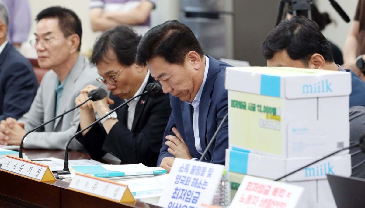 2023년 최저임금 1차 수정안 발표, 노동계는 1만1460원 요구, 경영계는 1만60원 제시