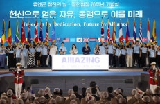 尹 한국, 유엔군 피 묻은 군복 위에 서있다 | 한국경제 尹 한국, 유엔군 피 묻은 군복 위에 서있다 [사진으로 본 한주]