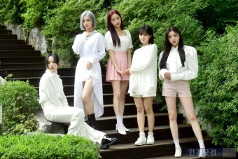가수 최예나, 8개월 만에 컴백! 새 앨범 네모네모로 활기 넘치는 음악 선사