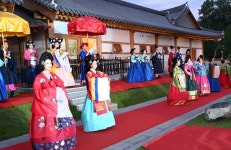 옥천전통문화체험관, 한옥 체험객 볼거리 늘린다 | 한국경제 옥천전통문화체험관, 한옥 체험객 볼거리 늘린다