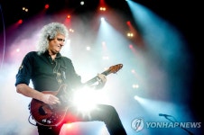 전설의 록밴드 퀸의 브라이언 메이, 3D 소행성 지도 만들었다 | 한국경제 전설의 록밴드 퀸의 브라이언 메이, 3D 소행성 지도 만들었다