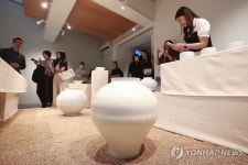 소뿔 갈고, 흙 빚어 완성한 아름다움…순백에 깃든 우보만리 | 한국경제 소뿔 갈고, 흙 빚어 완성한 아름다움…순백에 깃든 우보만리