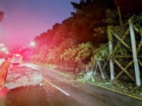 울산 밤사이 피해 신고 12건…방어진순환도로에 낙석 | 한국경제 [태풍 카눈] 울산 밤사이 피해 신고 12건…방어진순환도로에 낙석