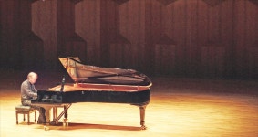 크게 치는 건 시끄러울 뿐여리지만 기민했던 거장의 쇼팽 | 한국경제TV 크게 치는 건 시끄러울 뿐여리지만 기민했던 거장의 쇼팽