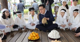 농협중앙회, 어린이 농부들과 전통 가을걷이’ | 한국경제 [포토] 농협중앙회, ‘어린이 농부들과 전통 가을걷이’